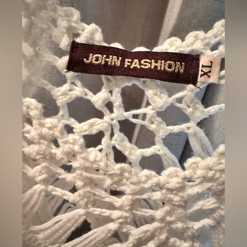 White Tunic 3/4 Sleeve with crocheted embellishment - Picture 5 of 8